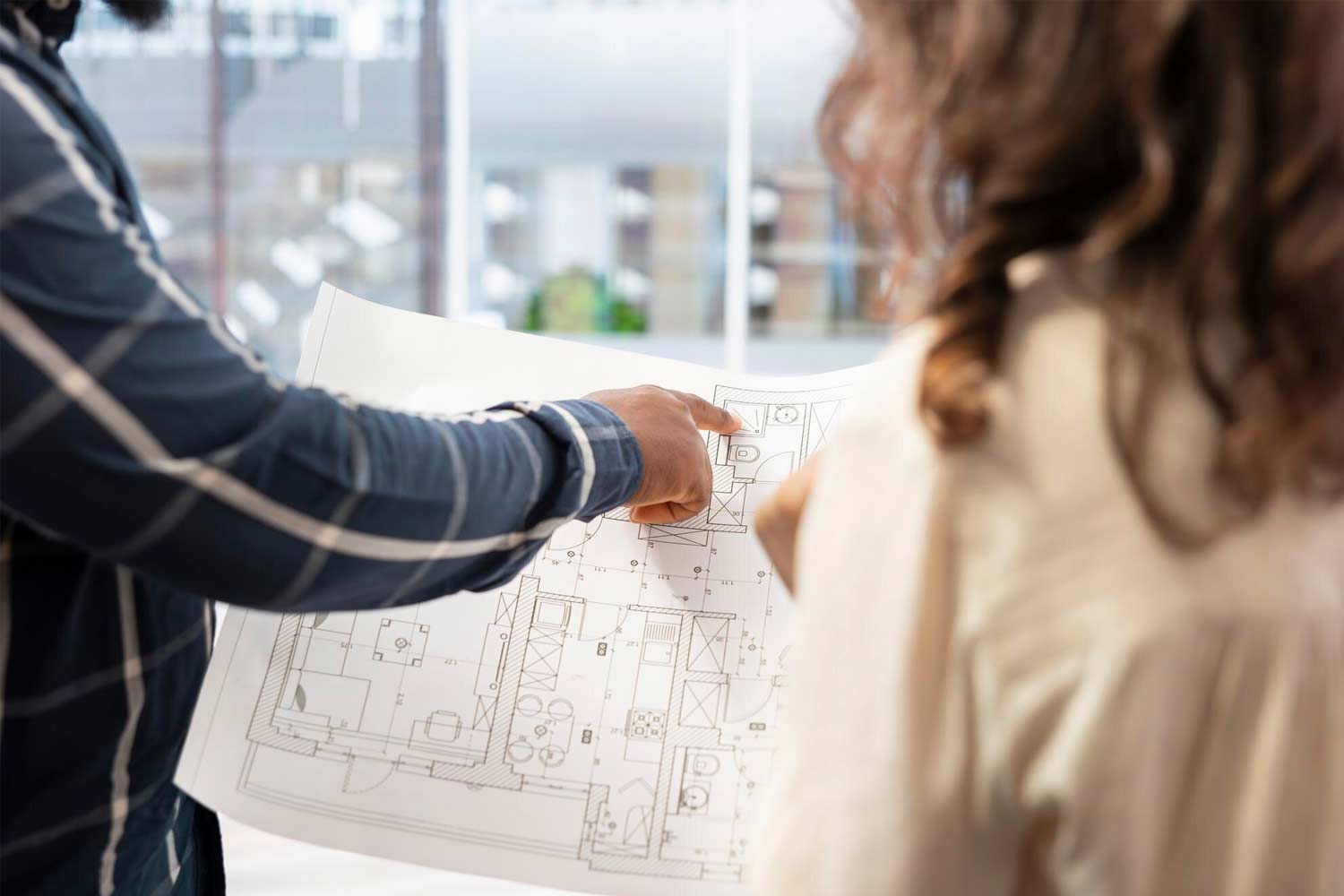 Arquitectos revisando planos y detalles técnicos antes del inicio de la obra