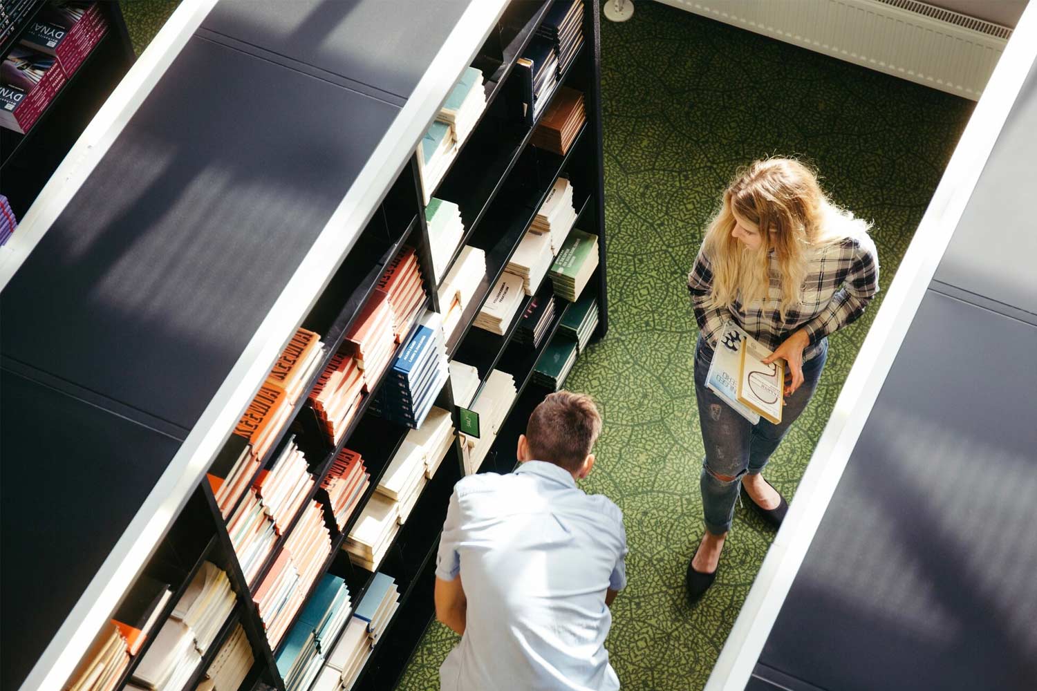 Clientes recorriendo un local comercial con distribución estratégica de espacios