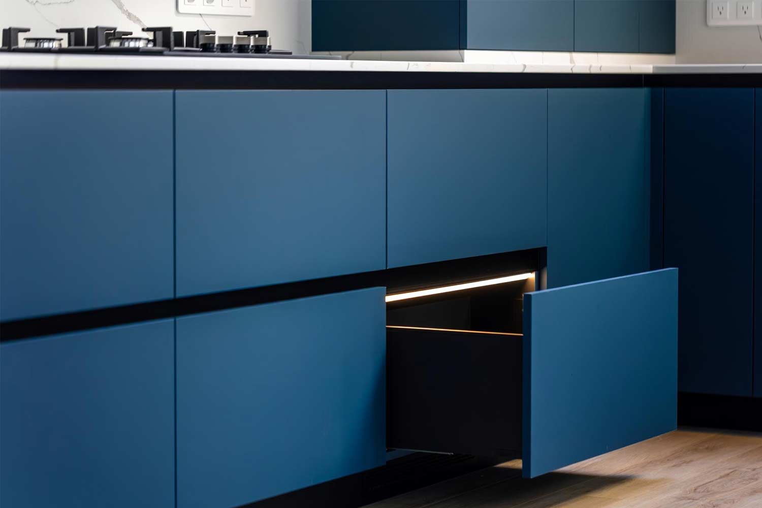 Detalles de acabados premium en una cocina de diseño exclusivo