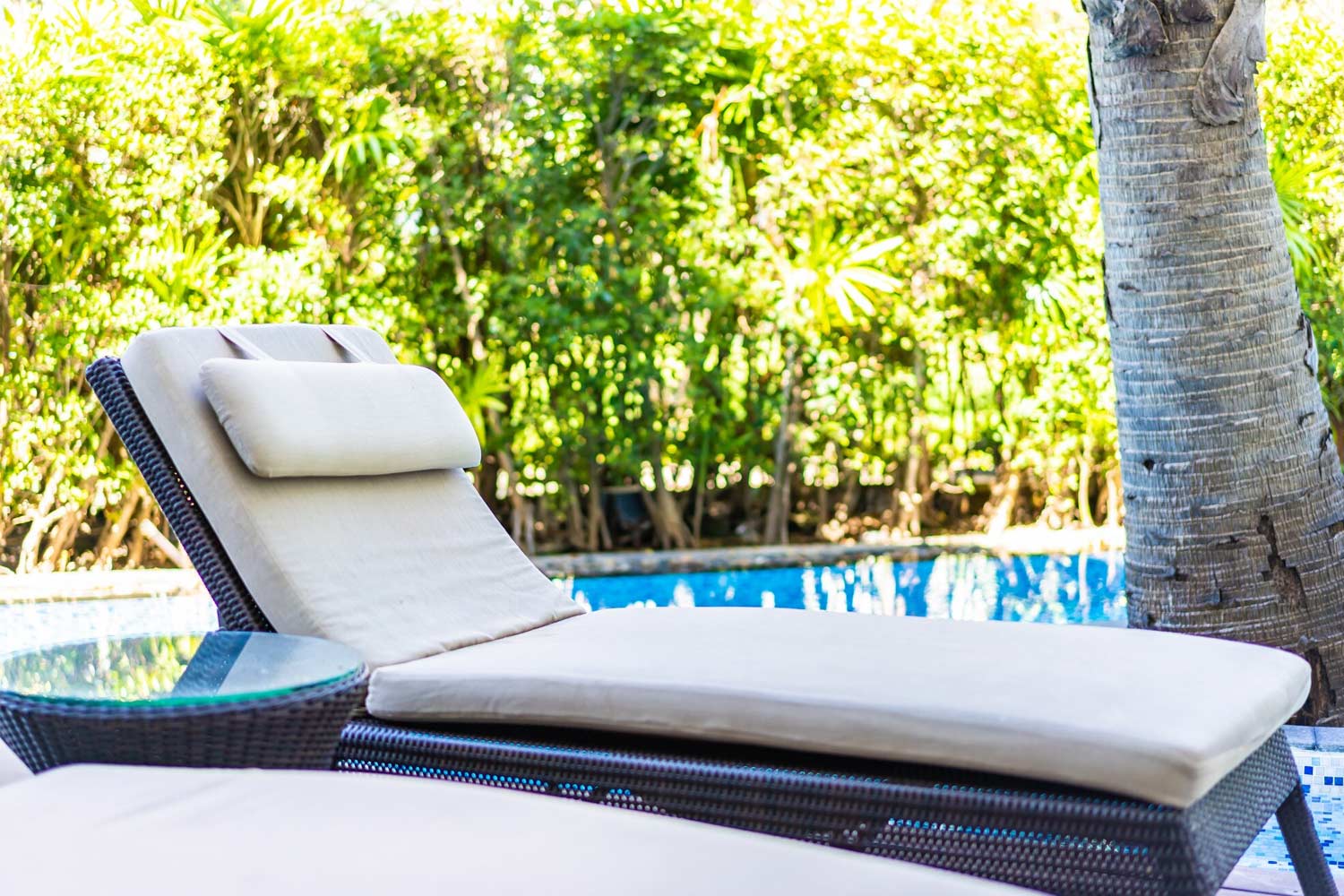 Espacio de piscina diseñado para el descanso y la vida al aire libre