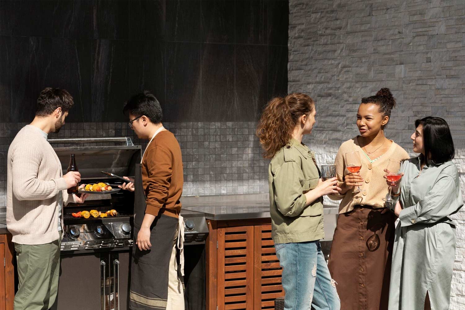 Quincho equipado con cocina, comedor y área de reunión al aire libre